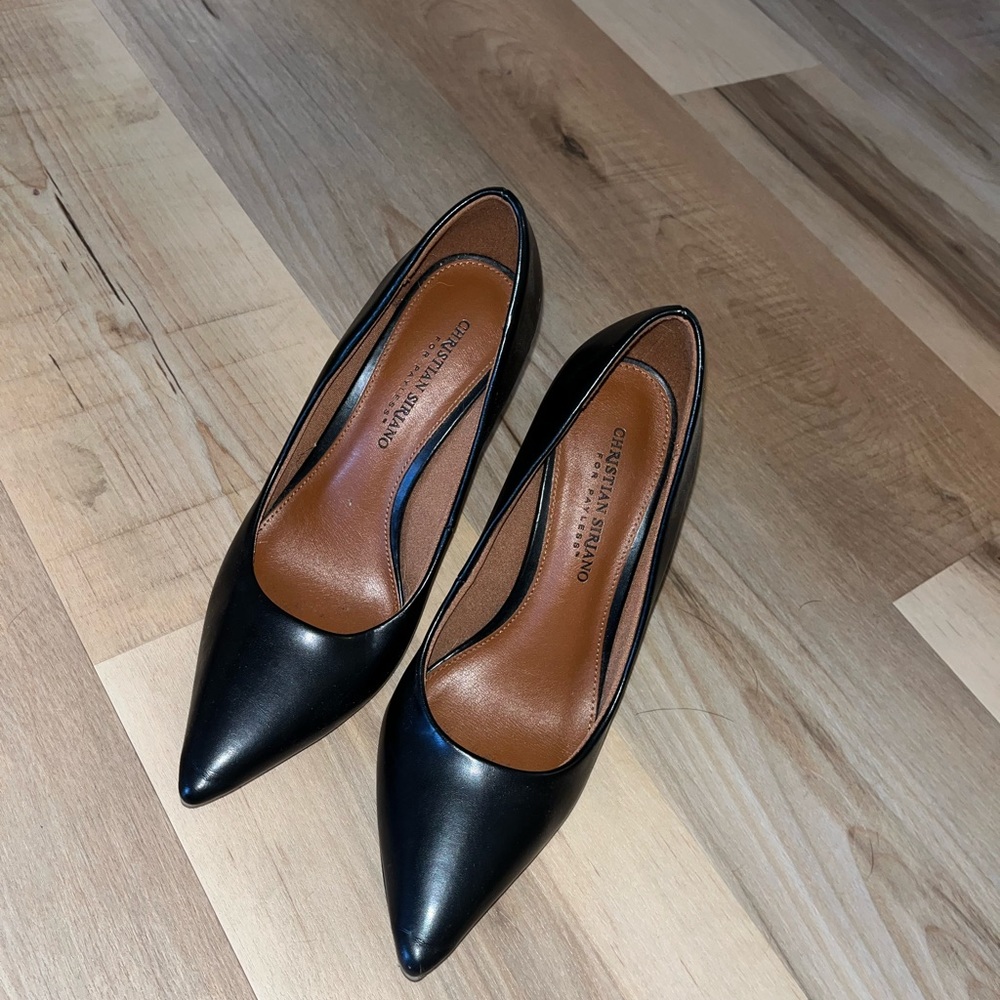 Black pumps